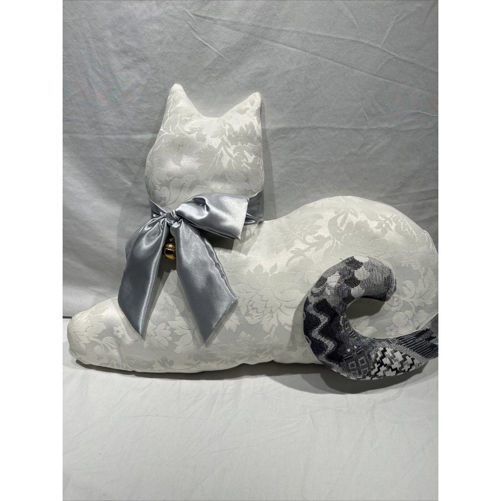 uno alla volta  letizias hand stiched white cat pillow‎ Wn8g12060 Exclusive